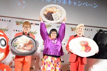 左からHIKAKIN、メイプル超合金。