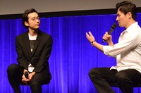 左から金子ノブアキ、清水康彦監督。