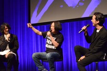 映画制作を発表できたことに乾杯してみせる永野（中央）。