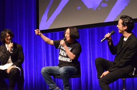 映画制作を発表できたことに乾杯してみせる永野（中央）。