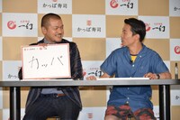 海老ラーメンクイズに挑戦するカミナリ。