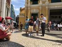 「世界！旅々さまぁ～ず」のワンシーン。