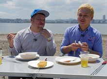 「極上空間 ～小さなクルマ、大きな未来。～」に出演する（左から）野性爆弾くっきー、ガリットチュウ福島。(c)BS朝日