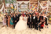 「さんまのお笑い向上委員会」で展開される、おばたのお兄さんと山崎夕貴アナ夫妻(中央)の結婚披露宴の出席者たち。(c)フジテレビ