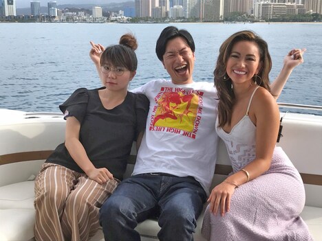 ハワイを満喫している様子の相席スタート山添（中央）。(c)関西テレビ