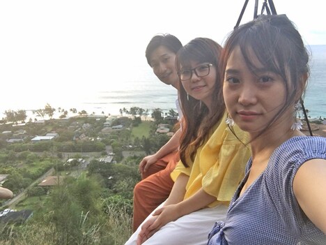 「ヤバいい景色」を楽しむ、（左から）相席スタート、永尾まりや。(c)関西テレビ