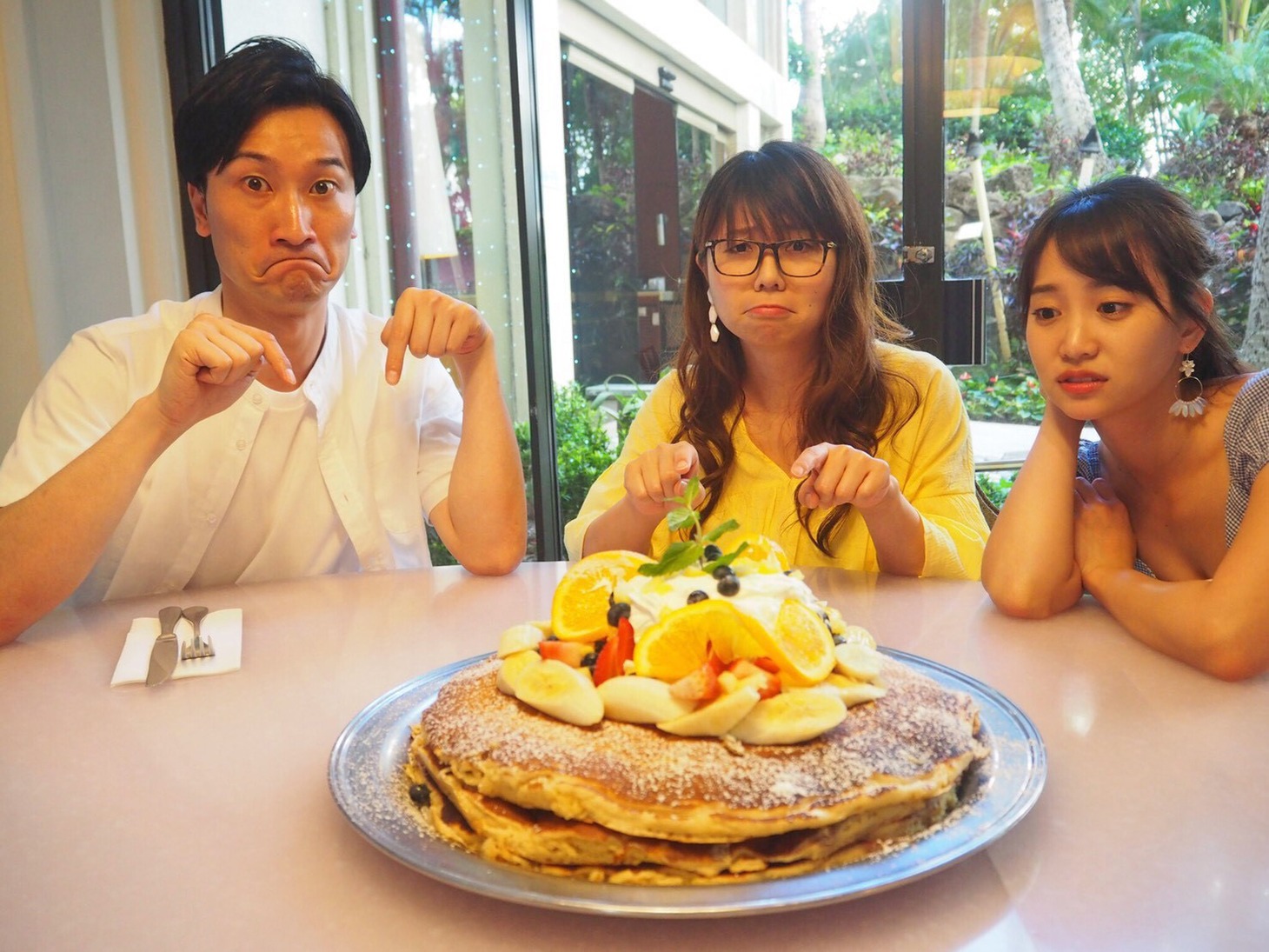 「ヤバいいグルメ」を堪能する、（左から）相席スタート、永尾まりや。(c)関西テレビ