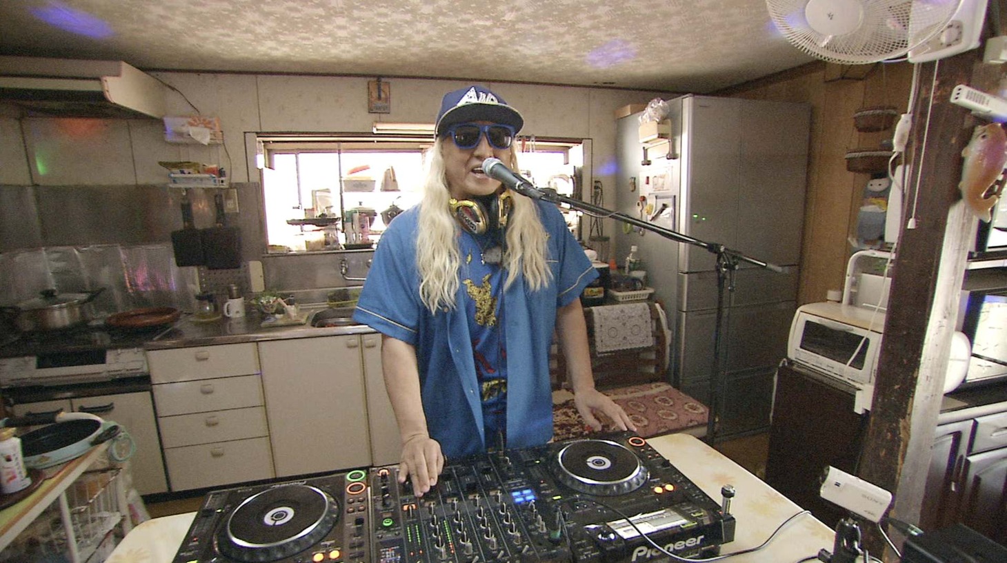 千鳥・大悟の実家の台所でDJプレイを始めるDJ KOO。(c)ABC