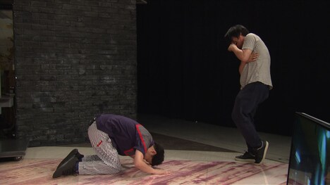 「お願いだからカットしてください！」とスタッフに懇願する千鳥ノブ（左）。(c)ABC