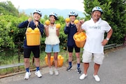 柑橘類を収穫する「チーム愛媛」。(c)南海放送