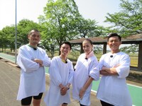 「チーム茨城」の（左から）カミナリ、土屋アンナ、的場浩司。(c)南海放送