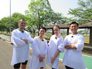 「チーム茨城」の(左から)カミナリ、土屋アンナ、的場浩司。(c)南海放送