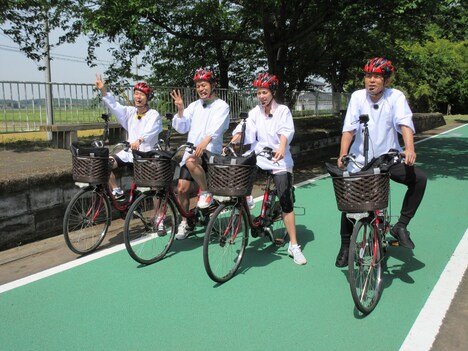 「チーム茨城」の(左から)カミナリ、土屋アンナ、的場浩司。(c)南海放送