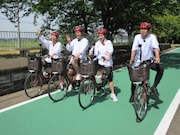 「チーム茨城」の(左から)カミナリ、土屋アンナ、的場浩司。(c)南海放送