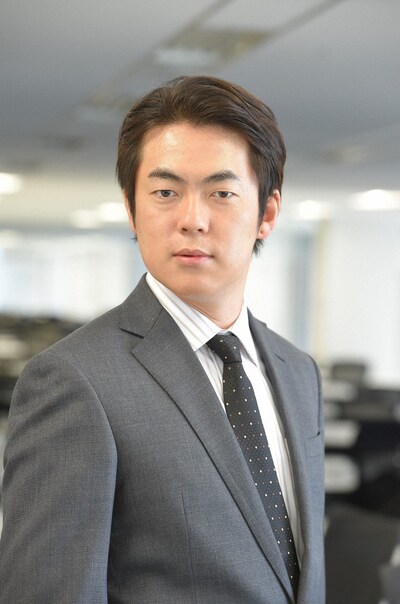 「火曜ドラマ『義母と娘のブルース』」に出演する、ウーマンラッシュアワー村本。(c)TBS