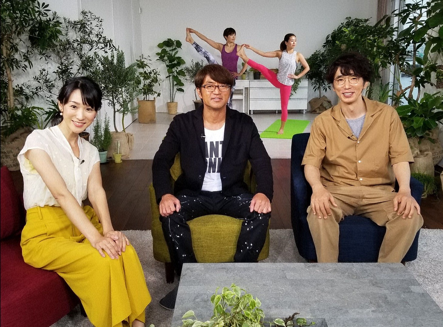 「オータケ・サンタマリアの100まで生きるつもりです」に出演する、さまぁ～ず大竹（中央）、ユースケ・サンタマリア（右）、堂真理子アナ（左）。(c)テレビ朝日