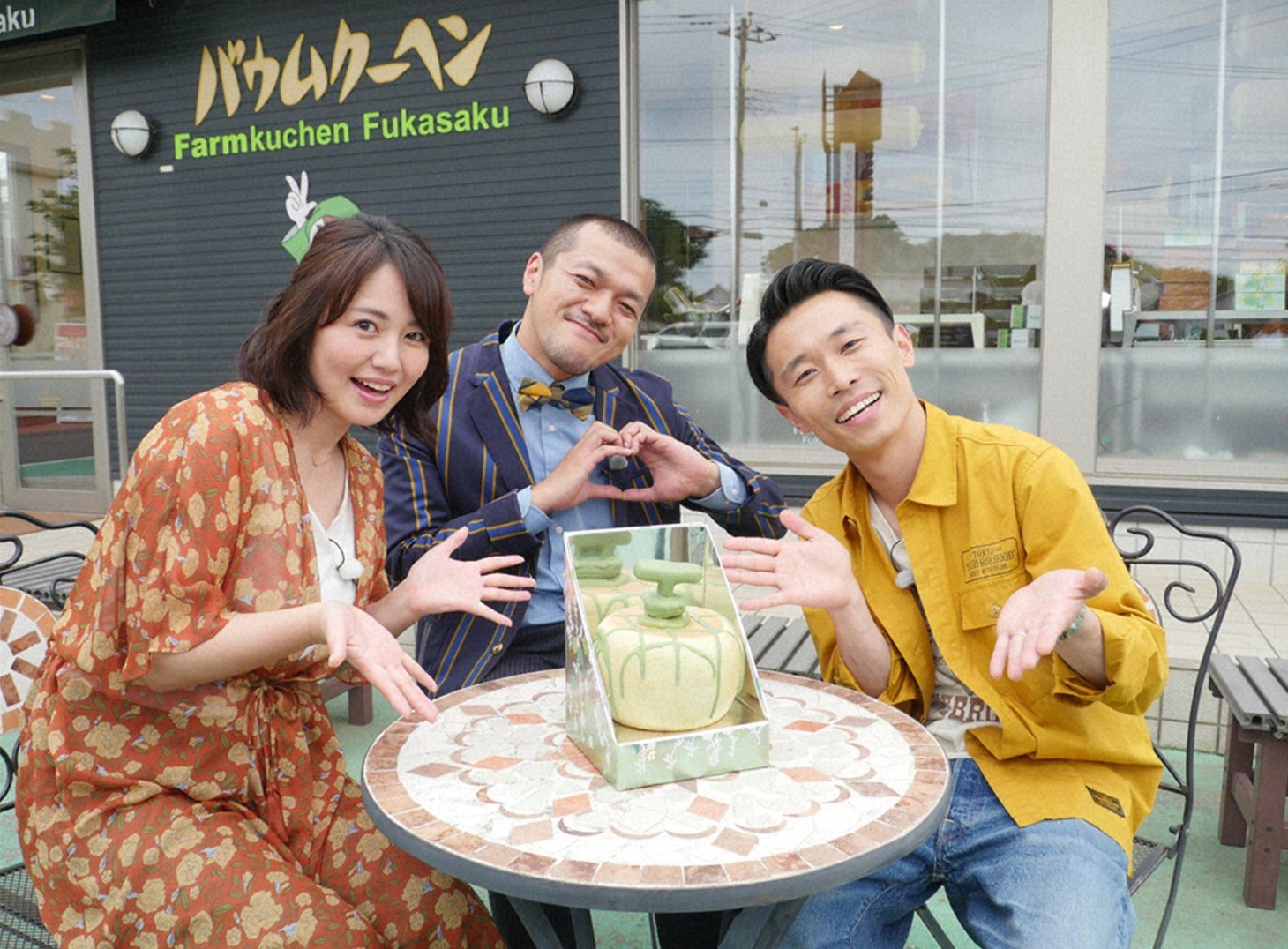 「極上空間 ～小さなクルマ、大きな未来。～」に出演するカミナリ、磯山さやか（左）。(c)BS朝日