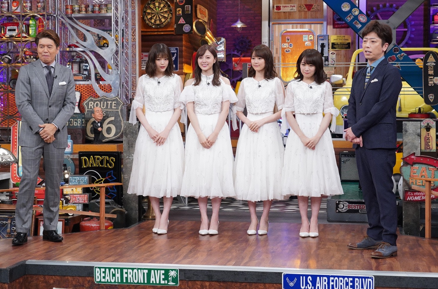 左からヒロミ、松村沙友理、白石麻衣、生田絵梨花、秋元真夏、フットボールアワー後藤。(c)日本テレビ