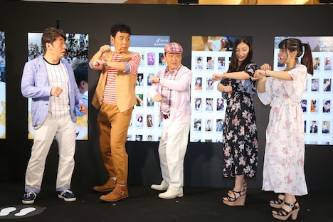 エリカとマリナから“だれでもダンス”を教えてもらうダチョウ倶楽部。