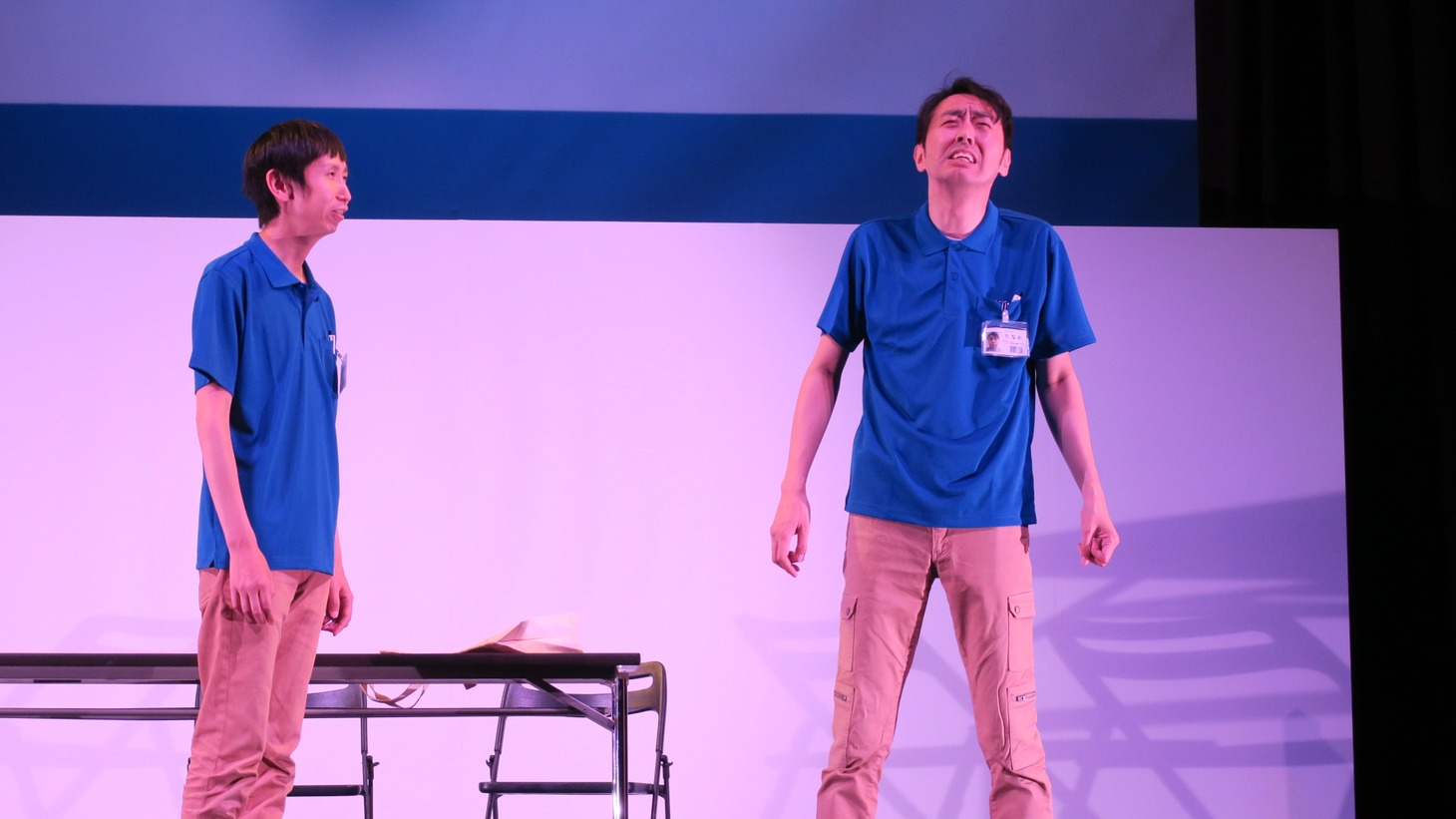 「アンガールズ単独ライブ『びしょ濡れの犬のほうが拾いたくなる』」に収録されるコント「コンビニ」のワンシーン。