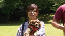 「新どうぶつ奇想天外！」にて愛犬のパコ美と共に伊豆を巡る、大久保佳代子。(c)TBS