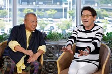 （左から）笑福亭鶴瓶、ピーコ。(c)関西テレビ