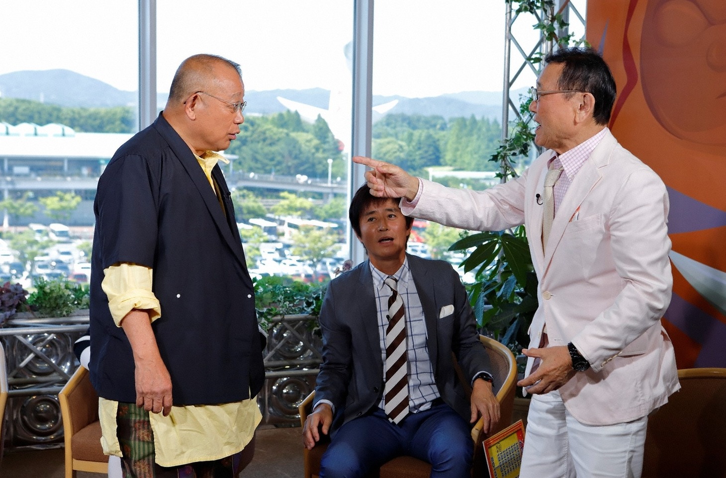 （手前左から）笑福亭鶴瓶、板東英二。(c)関西テレビ