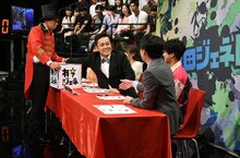 （手前左から）バイきんぐ小峠、くりぃむしちゅー有田ら。(c)TBS