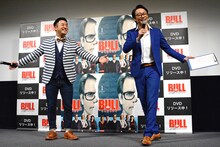 手を広げて微笑む和牛。