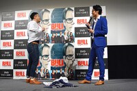 服を脱ぎだす和牛・水田。