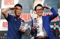 取材陣に要求され、本田圭佑選手の敬礼ポーズを決める和牛。