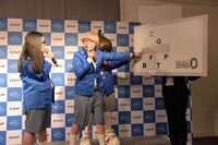 謎解きに挑戦するガンバレルーヤ。