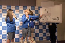 謎解きに挑戦するガンバレルーヤ。