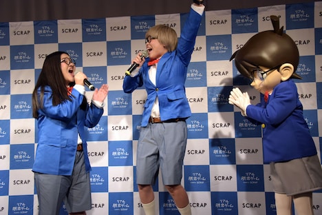 謎解きに成功し、喜ぶガンバレルーヤまひる（中央）。