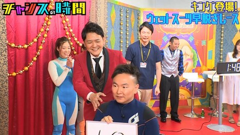 「ウェットスーツ早脱ぎレース」の様子。