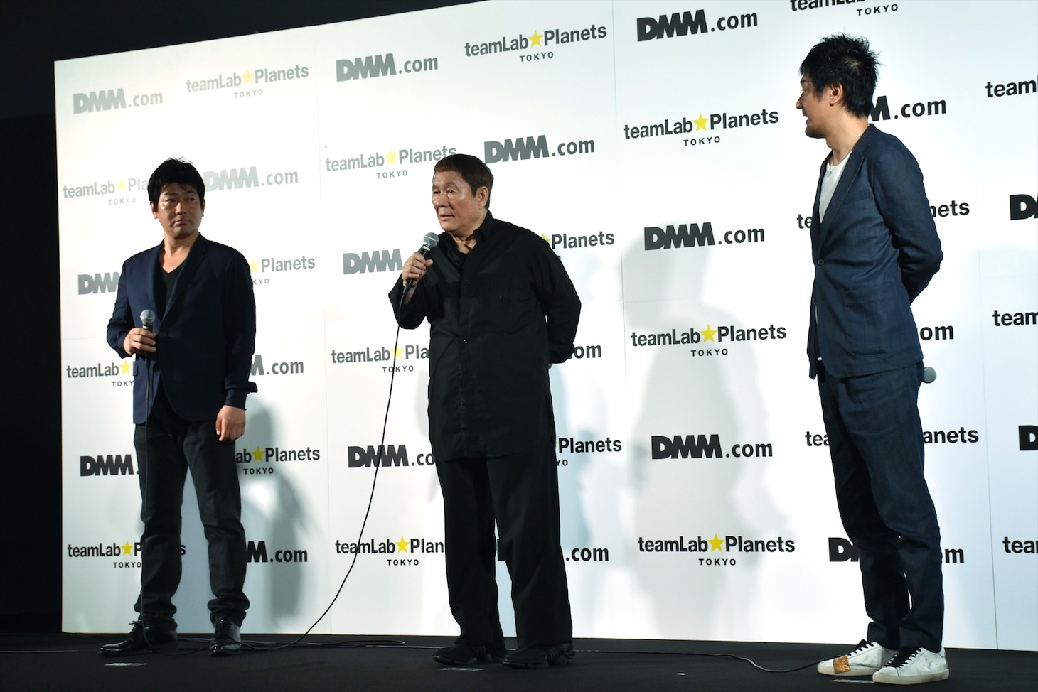 ビートたけし（中央）、野本巧氏（左）、猪子寿之氏（右）。