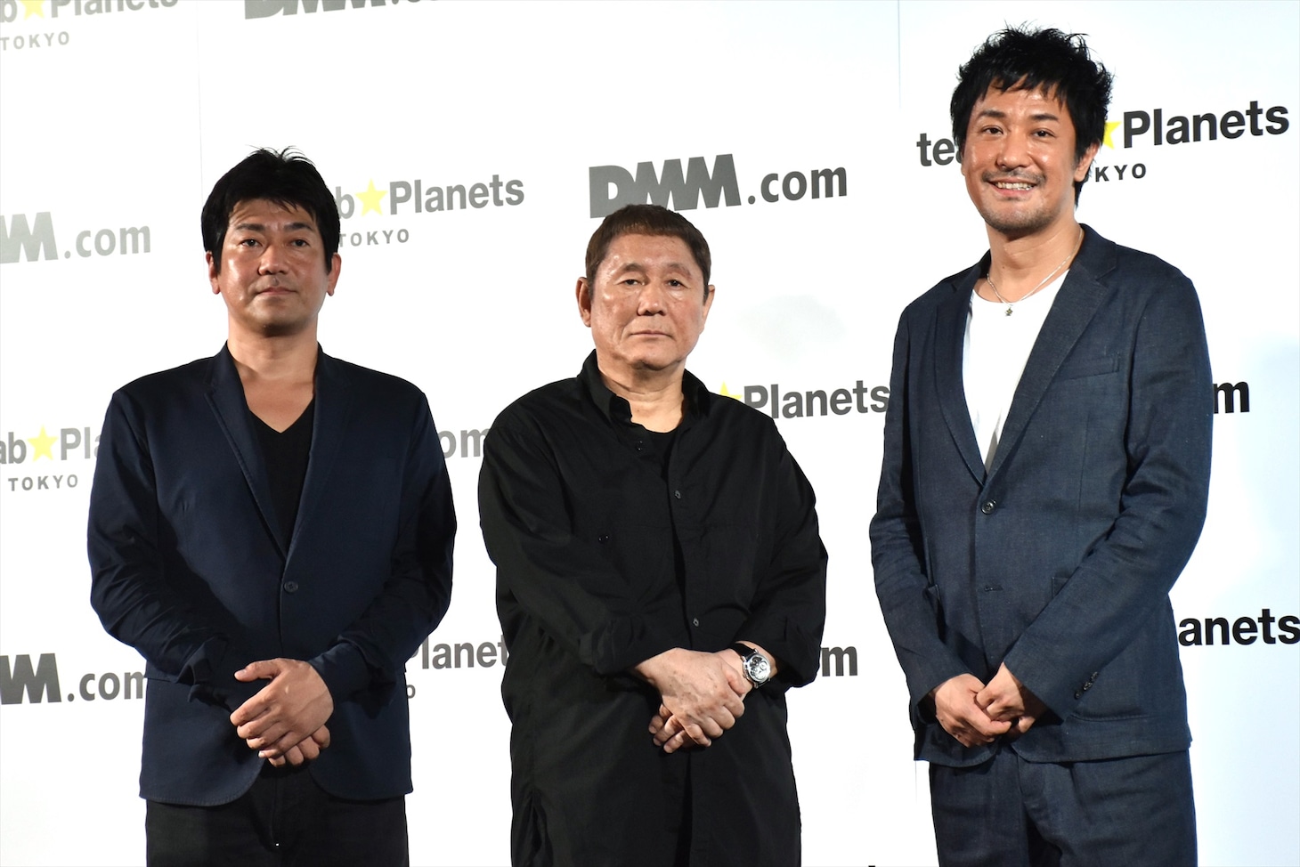 ビートたけし（中央）、株式会社PLANETS代表取締役の野本巧氏（左）、チームラボ代表の猪子寿之氏（右）。