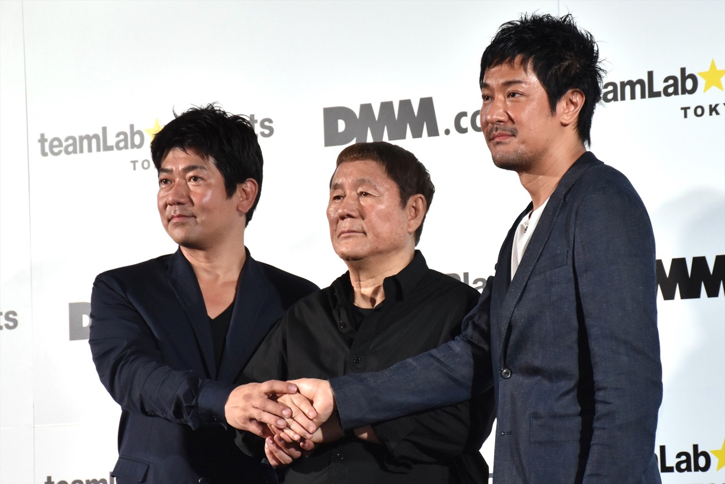 ビートたけし（中央）、野本巧氏（左）、猪子寿之氏（右）。
