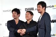 ビートたけし(中央)、野本巧氏(左)、猪子寿之氏(右)。
