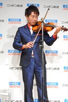 バイオリンを弾くU字工事・福田。