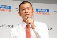 歌唱するU字工事・益子。