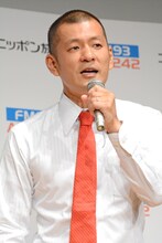 歌唱するU字工事・益子。