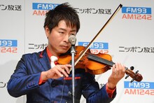 バイオリンを弾くU字工事・福田。