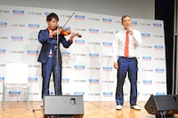 歌唱するU字工事・益子（右）とバイオリンを弾くU字工事・福田（左）。