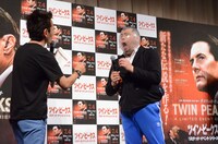 タケトに助けを求める野性爆弾くっきー（右）。