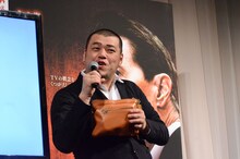 セカンドバッグに見せかけたマラカスをうれしそうに鳴らす野性爆弾くっきー。