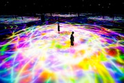 「チームラボ プラネッツ TOKYO DMM.com」内の作品「人と共に踊る鯉によって描かれる水面のドローイング」。