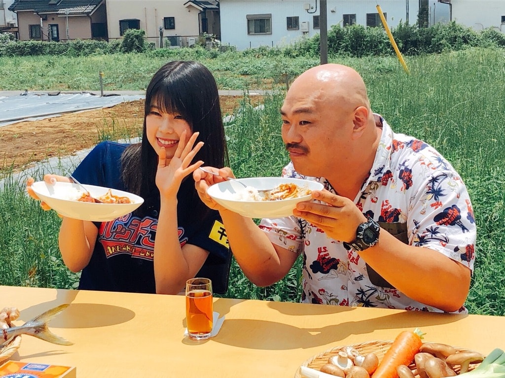 クロちゃんがAKB48吉川七瀬とロケ、カレーが作られている工場に