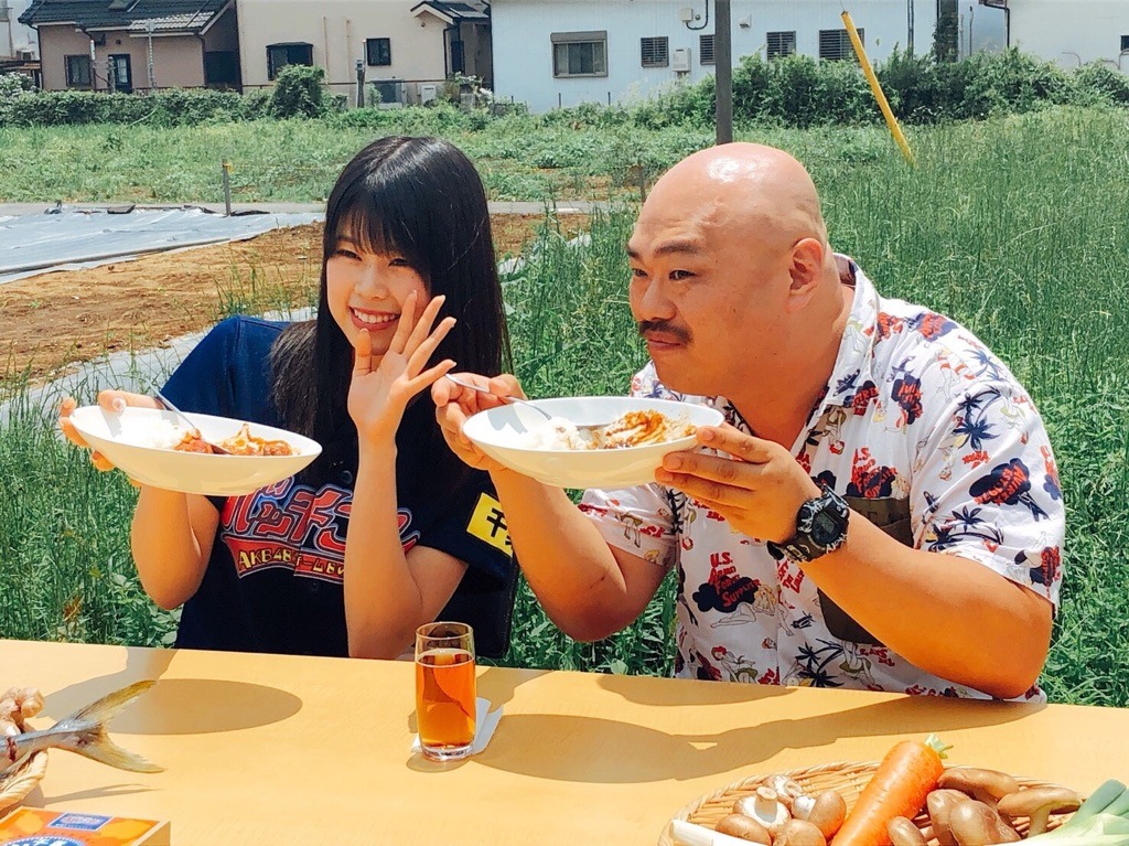 左から吉川七瀬、安田大サーカス・クロちゃん。