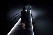「坂の上にある光の滝」
